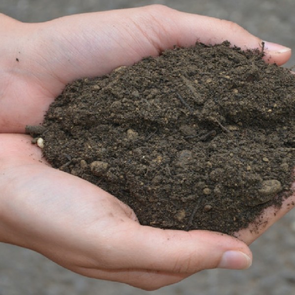 La commune recherche de la terre végétale